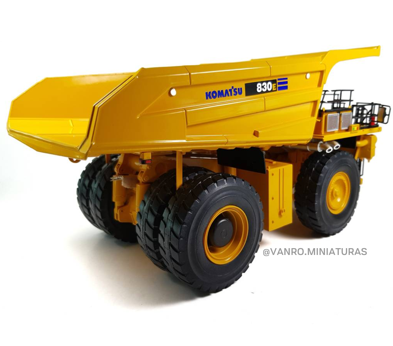 Camión Minero Komatsu 830E-AC – First Gear